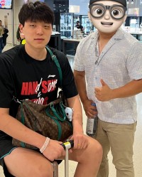 网友晒杨瀚森熊猫眼 女友幽默回复：哈哈哈哈哈哈海盗船长