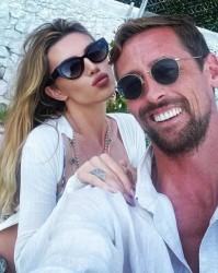 开云体育下载-太阳报：克劳奇把妻子生日礼物落在地铁上，乘客捡到后交给车站